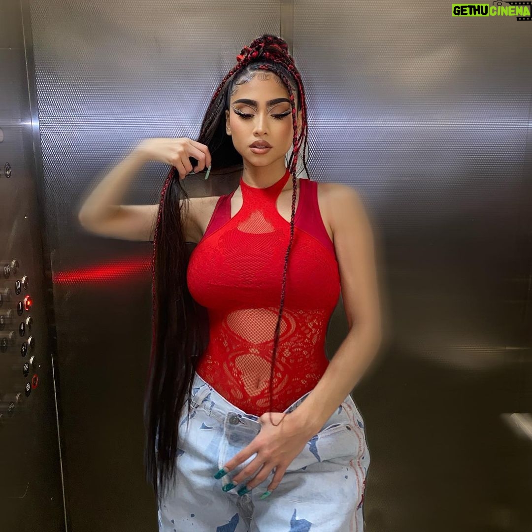 Paloma Mami Instagram - Gracias al universo por tantas bendiciones con solo 21 años, tengo un fan base de sueños 🔐🌟 nominada para un GRAMMYyyy 🥺💡🤍 BENDECIDA Y AGRADECIDA con ustedes y gracias a @latingrammys por reconocerme 🕊🇨🇱🤍❗️
