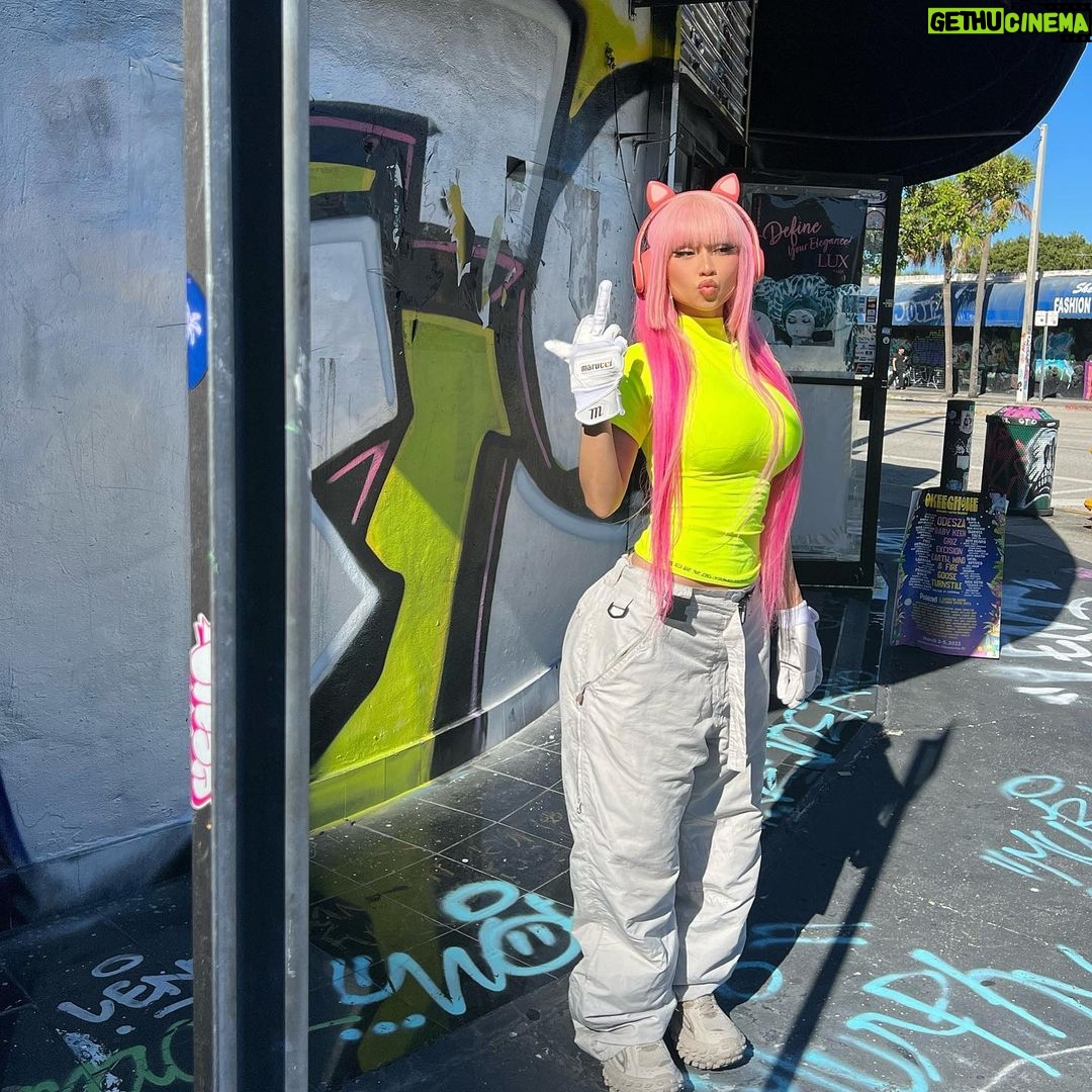 Paloma Mami Instagram - SI ME VES FUERA DE AQUÍ TE HAGO LA MEAA ELEE 😽🤷♀️