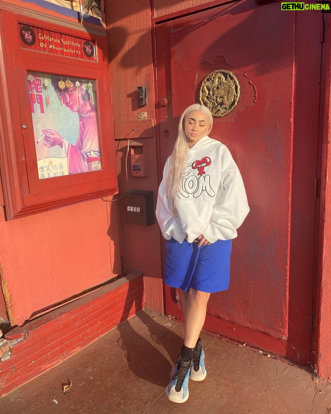 Paloma Mami Instagram - 82 degrees but it’s cold in the stu 🤧🍦♥️