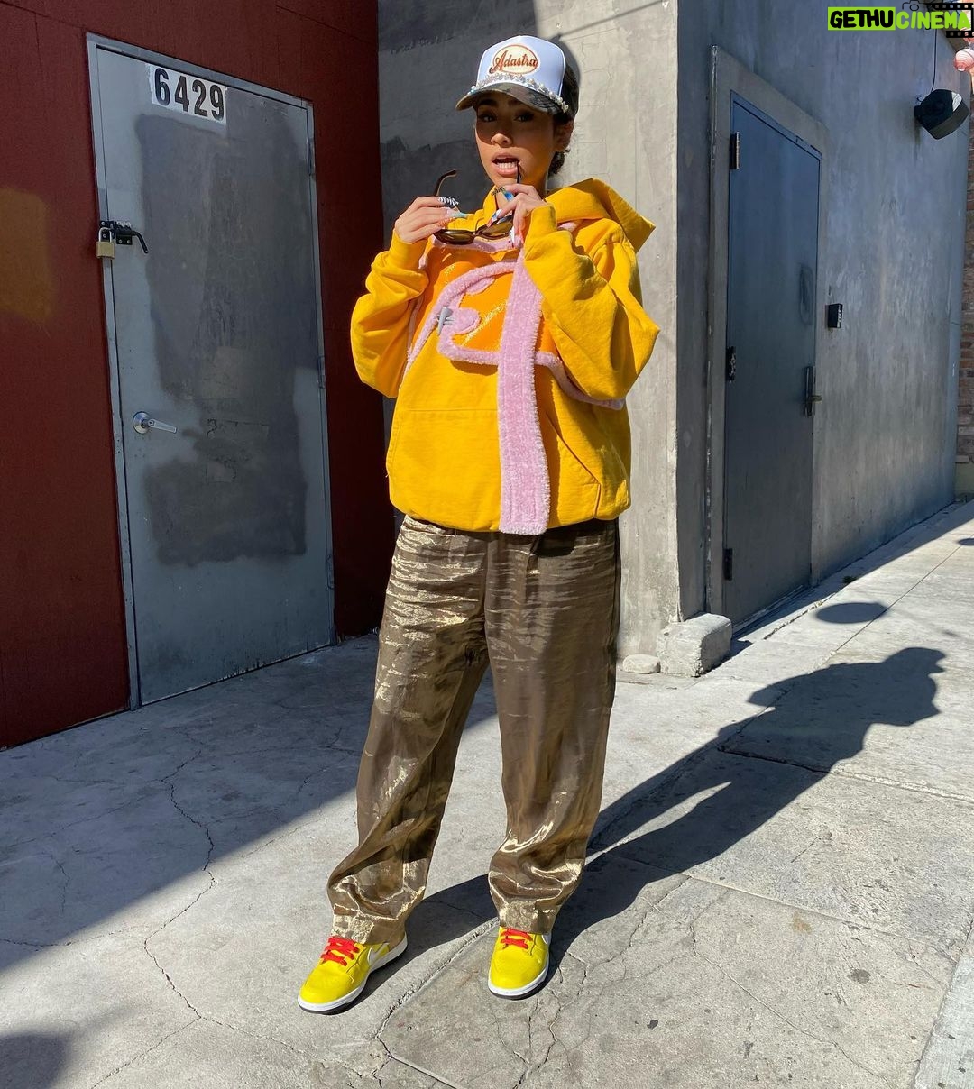 Paloma Mami Instagram - This just my fit to walk Horus 𓂀 🤷♀️