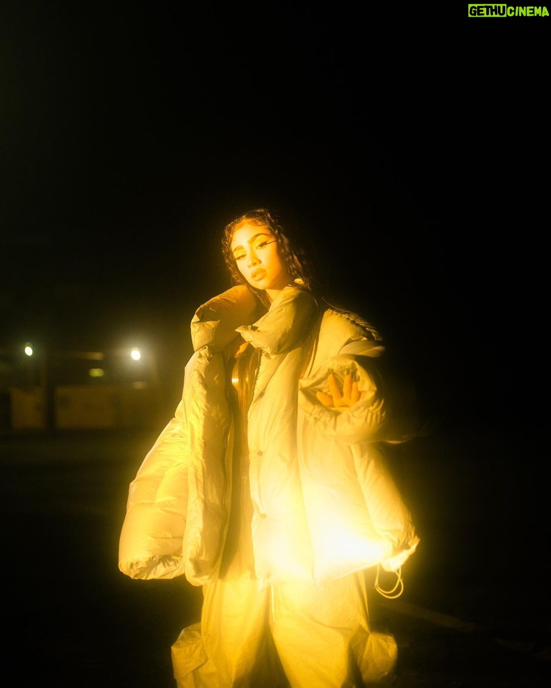 Paloma Mami Instagram - A SOLO HORAS PARA QUE SUEÑOS DE DALÍ ESTE EN LA CALLE Y SALGA EL VIDEO OFICIAL DE TRAUMADA ⌛️🕊🌟‼️ QUIEN QUIERE UN DESAMOR ❓💔