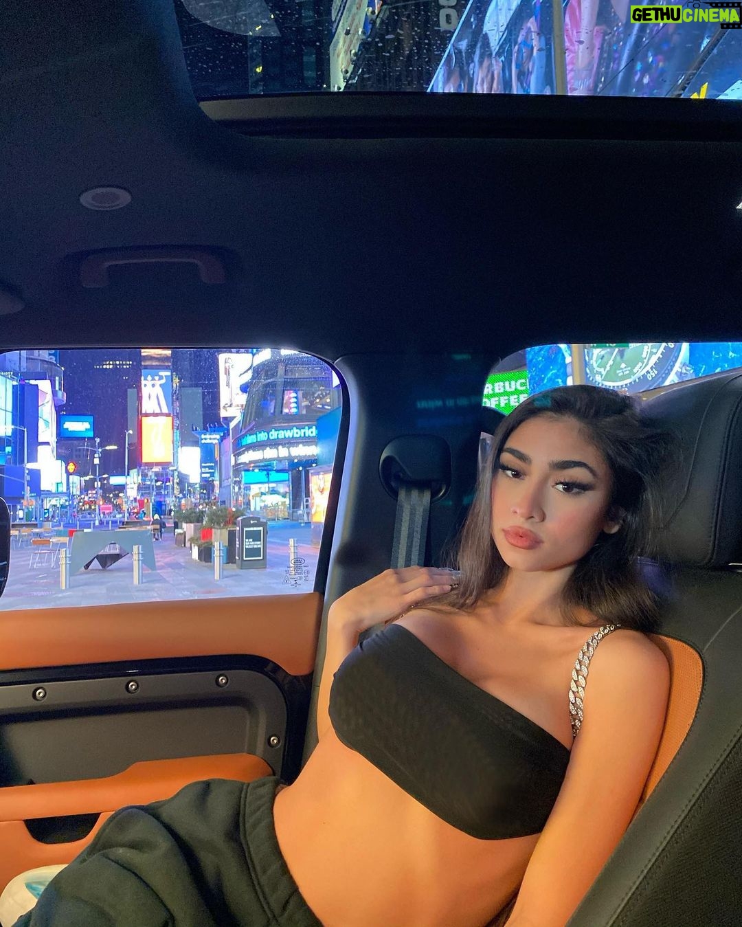 Paloma Mami - 708.6K Likes - 11 🌟 días para que salga SUEÑOS DE DALÍ , Segunda vez que estamos en Times Square este año YYY es el día internacional de la mujer 🤍🥺🕊 Feeling so blessed and grateful 🌟🌟🌟🌟 🌎🌎🌎