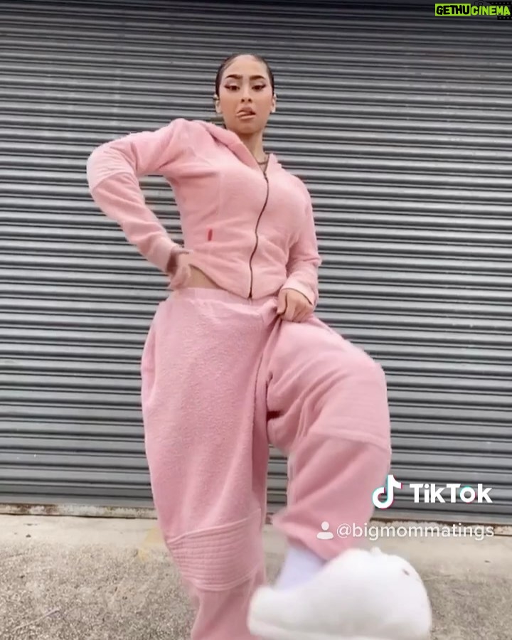 Paloma Mami Instagram - STREAM GOTEO ON ALL PLATAFORMAS π§π
Y sΓganme en TiKtoKkkKk : bigmommatings π€·π½ββοΈππ½ββοΈ