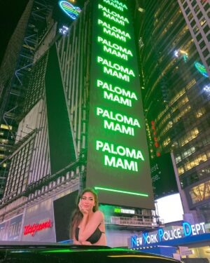 Paloma Mami Instagram - 11 🌟 días para que salga SUEÑOS DE DALÍ , Segunda vez que estamos en Times Square este año YYY es el día internacional de la mujer 🤍🥺🕊 Feeling so blessed and grateful 🌟🌟🌟🌟 🌎🌎🌎
