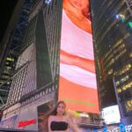 Paloma Mami Instagram - 11 🌟 días para que salga SUEÑOS DE DALÍ , Segunda vez que estamos en Times Square este año YYY es el día internacional de la mujer 🤍🥺🕊 Feeling so blessed and grateful 🌟🌟🌟🌟 🌎🌎🌎 Times Square, New York City
