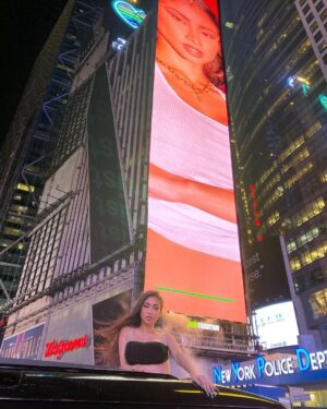 Paloma Mami Instagram - 11 🌟 días para que salga SUEÑOS DE DALÍ , Segunda vez que estamos en Times Square este año YYY es el día internacional de la mujer 🤍🥺🕊 Feeling so blessed and grateful 🌟🌟🌟🌟 🌎🌎🌎