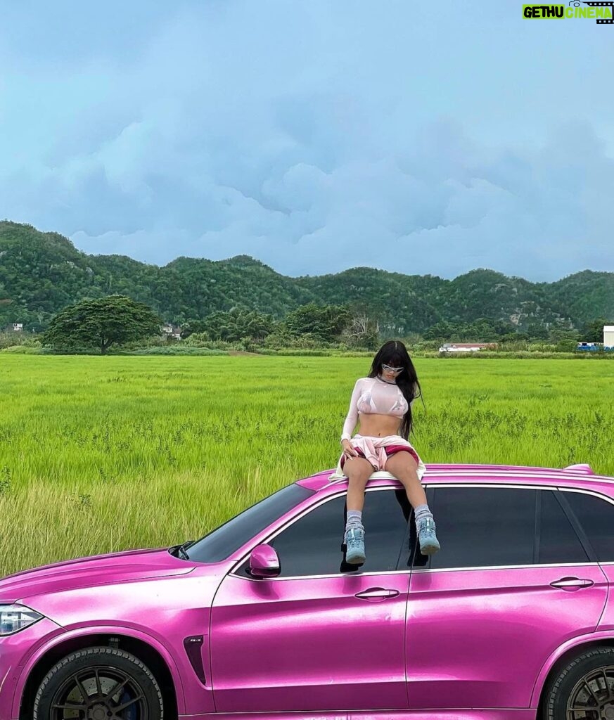 Paloma Mami Instagram - Hasta la nave tiene que estar toa rosa como Hello Kitty 🎀🛸🎀🛸🎀 Naranjito, Puerto Rico