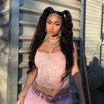 Paloma Mami Instagram - e cogotera el cora me roba 💘😇🍬 cual es tu barra favorita de DOSiS ? 👀💸💋