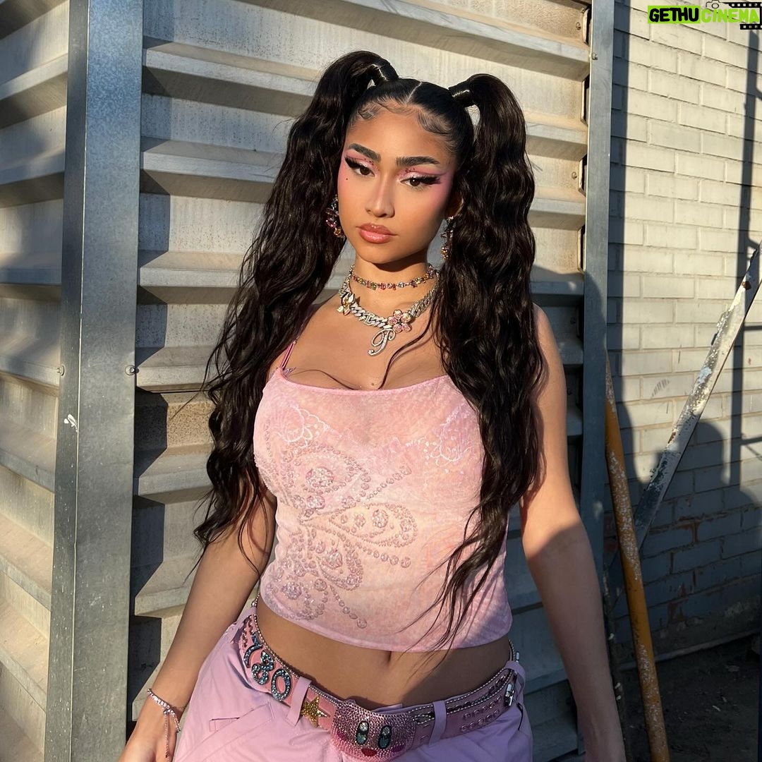 Paloma Mami Instagram - e cogotera el cora me roba πππ¬ cual es tu barra favorita de DOSiS ? ππΈπ