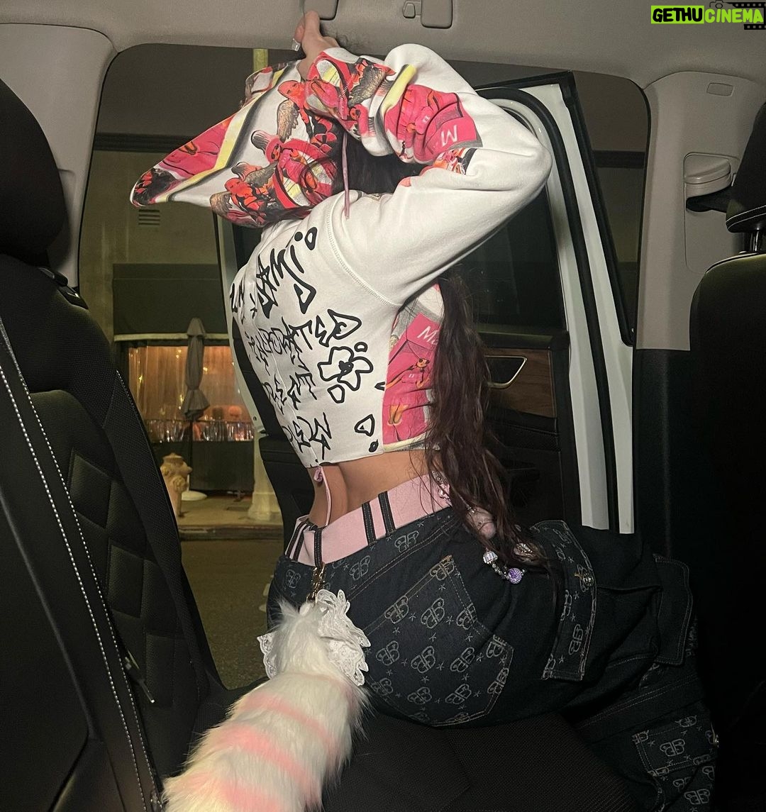 Paloma Mami Instagram - Bendecida cumpliendo mis sueños 💫🌸💗1️⃣1️⃣ diseñé estas cositass y tuve la oportunidad de estrenar lo en complexcon 🛍️ #codigosss
