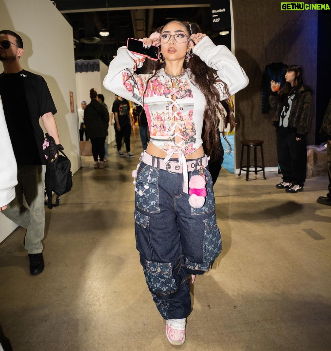 Paloma Mami Instagram - Bendecida cumpliendo mis sueños 💫🌸💗1️⃣1️⃣ diseñé estas cositass y tuve la oportunidad de estrenar lo en complexcon 🛍️ #codigosss