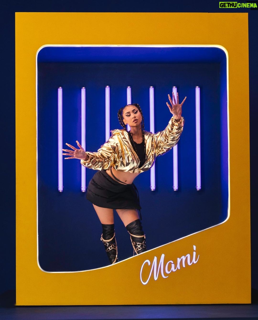 Paloma Mami Instagram - @mercadolibre.cl TIENE TODO LO QUE QUIERES, CON EL ENVÍO MAS RÁPIDO DE CHILE 💛💅💄🥰