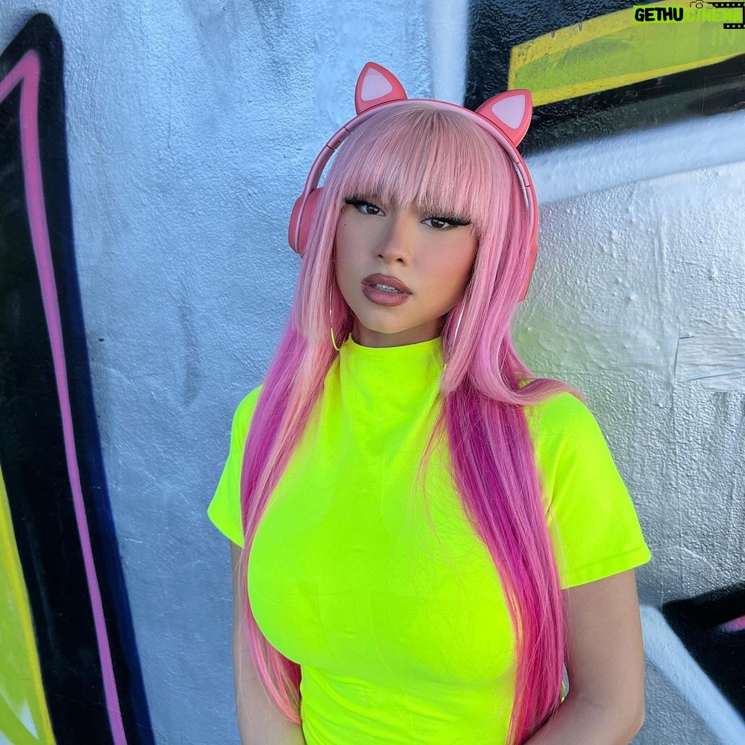 Paloma Mami Instagram - SI ME VES FUERA DE AQUÍ TE HAGO LA MEAA ELEE 😽🤷♀️