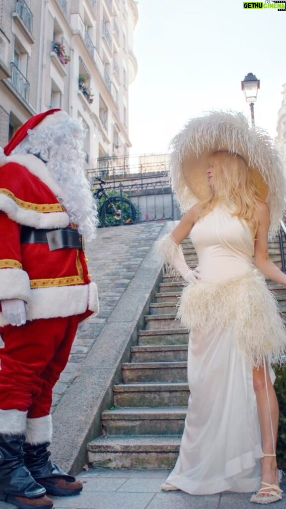 Pamela Anderson Instagram - Happy Holidays xx - @jacquemus et moi 🤍