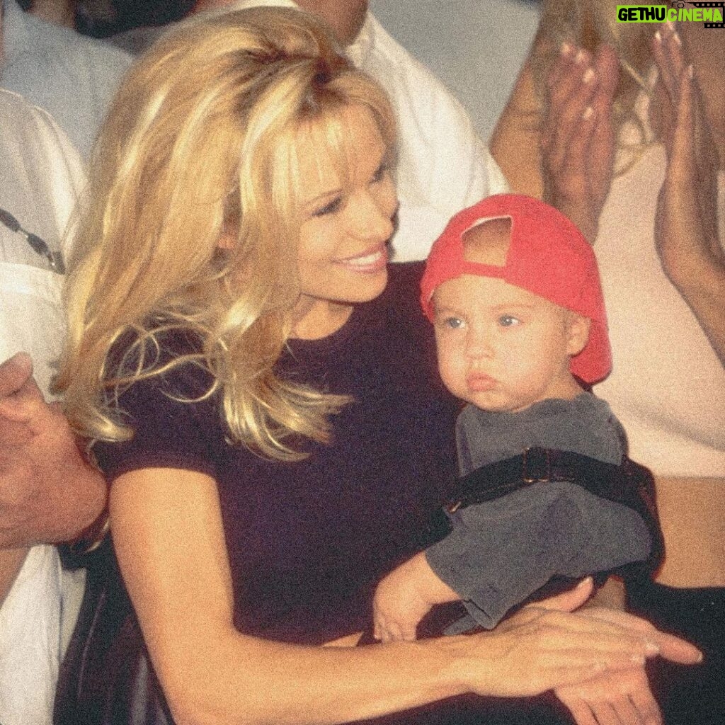 Pamela Anderson Instagram - This holiday season, I’m fortunate - A blessing, to be able to reflect in truth, gratitude and joy… The love…and pride I feel - as a mother to the sweetest Brandon and Dylan. There have been many ups and downs And they have proved time again their resilience and strength My love story is not complete without them. 🤍 It feels good to think happy thoughts What are you grateful for?