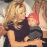 Pamela Anderson Instagram - This holiday season, I’m fortunate - A blessing, to be able to reflect in truth, gratitude and joy… The love…and pride I feel - as a mother to the sweetest Brandon and Dylan. There have been many ups and downs And they have proved time again their resilience and strength My love story is not complete without them. 🤍 It feels good to think happy thoughts What are you grateful for?