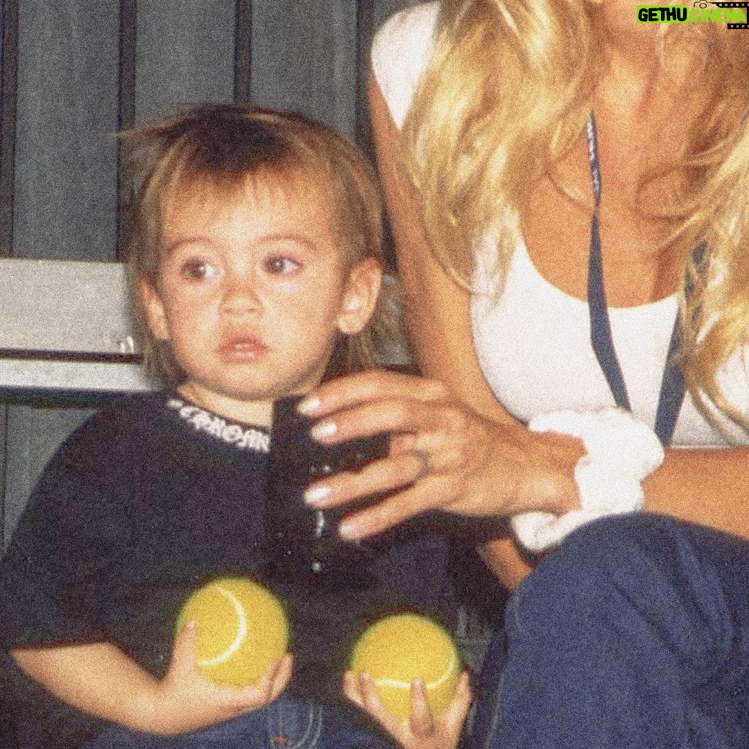 Pamela Anderson Instagram - This holiday season, I’m fortunate - A blessing, to be able to reflect in truth, gratitude and joy… The love…and pride I feel - as a mother to the sweetest Brandon and Dylan. There have been many ups and downs And they have proved time again their resilience and strength My love story is not complete without them. 🤍 It feels good to think happy thoughts What are you grateful for?
