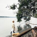 Pamela Anderson Instagram - Laundry is my happy place 🤍 #TLPartner A self-care ritual… a strong cup of coffee... sometimes rosé… I play music on my record player, and just enjoy it - it has to be done - might as well make it fun @thelaundress fabric care makes it a joy too… I love their signature scents and I can depend on their bio-based ingredients… to truly take care of my beautiful collections of linens… doilies and delicates. Then out to the line to dry… or on a branch by the sea. Laundry is life ✨