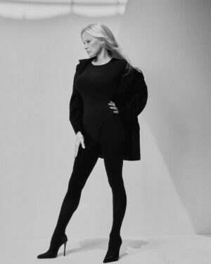Pamela Anderson Instagram - Babaton by @aritzia 🤍

#aritziapartner
