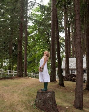 Pamela Anderson Instagram - An island girl at heart 🤍

Reading to the trees… feeling right at home.
