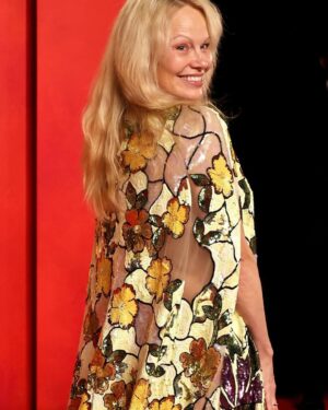 Pamela Anderson Instagram - Thank you for having me @vanityfair 🤍

Skin: @sonsieskin (and some glitter ✨… ha)
Dress: @oscardelarenta