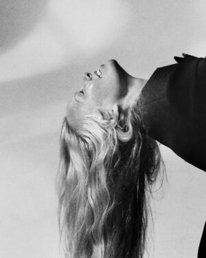 Pamela Anderson Instagram - Thank you for having me @highsnobiety 🤍

Words @willahbennett 
Photographer @lindholmrobert
Stylist @jan.quammie
Skin @makeupbydmitry
Hair @ledora
Set @rosie__turnbull
Talent Director @emily4coyne
Production @tcreativenyc