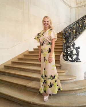 Pamela Anderson Instagram - An adventure in Paris with fresh eyes… 🤍

There is beauty in self acceptance, imperfection and love.