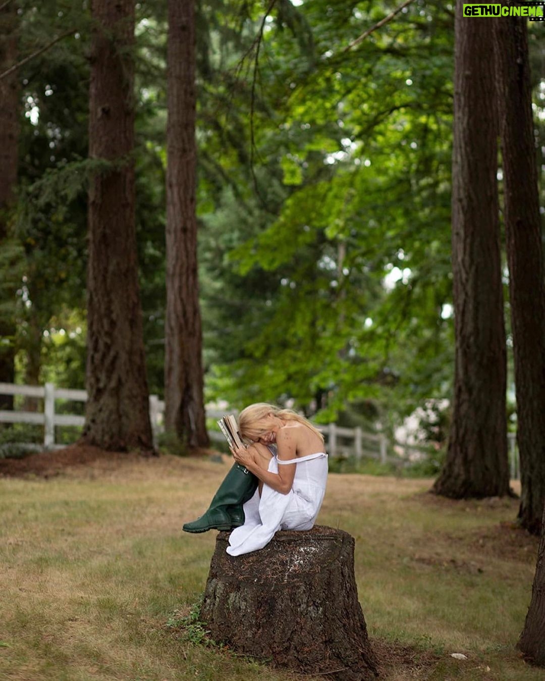 Pamela Anderson - 331.8K Likes - An island girl at heart 🤍
Reading to the trees… feeling right at home.