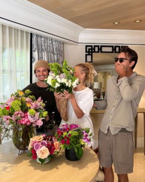 Pamela Anderson Instagram - Peace, love, joy…
Bless all the Mothers in the world 🤍