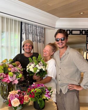 Pamela Anderson Instagram - Peace, love, joy…
Bless all the Mothers in the world 🤍