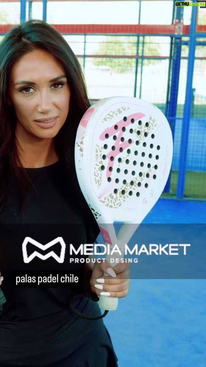 Pamela Díaz Instagram - 🎾🥰✅ PEOPLEEEEE LES TENGO LAS MEJORES PALAS PARA JUGAR PADEL EN CHILE 2024 📲 Las pueden encontrar en www.mediamarket.cl Besosssss los quiero ❤️ #padel #padelcito #palaspadel #fierayferoz #pameladiaz #mediamarketcl