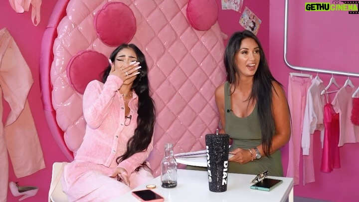 Pamela D铆az Instagram - Peopleeeee tenemos nuevo Sin Editarrrrrr 馃帴 Hoy 20:00 horas @PALOMAMAMI en mi canal de Youtubeee 馃憫 La pasamos bien con la cabezonaa nos mostr贸 una sorpresaaaaaa 馃槺 Suscr铆banseeee