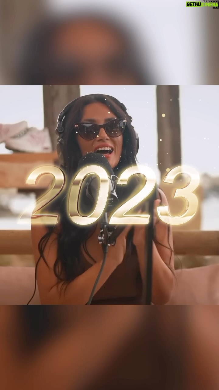 Pamela Díaz Instagram - Peopleeee! Ya son las 11 y estamos a punto de otro año! Muchas gracias cabezonis siempre por su apoyo! 🥂 Los quiero y que venga, que venga todo y más para el 2024! Vamonoooooooos !🙌🏼🙌🏼🙌🏼