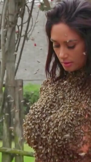 Pamela Díaz Instagram - Cachenseeee peopleeee! Miles de abejas sobre mi cuerpooooo. La queen de las 🐝 ✨