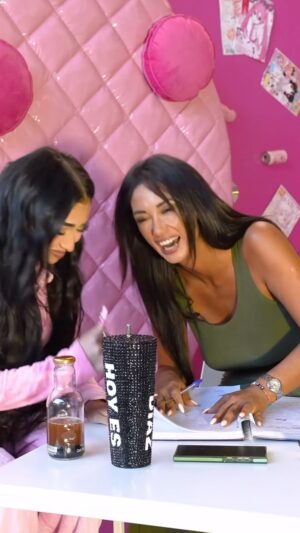Pamela Díaz Instagram - Peopleeee!!! Hoy es 11 de marzo ajjajajajjaja por eso les hice este video 😂😂😂😂😂

Sigan viendo todos mis videos en mi canal de YouTube peopleeeee jajajaka 🤪