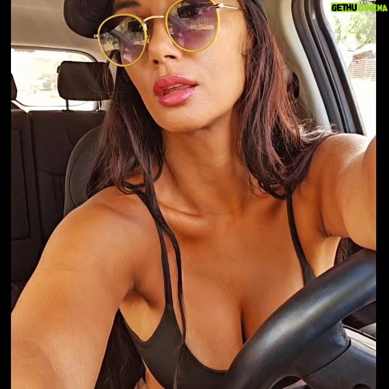 Pamela Díaz Instagram - Aquí vamos con emergía y juventud Cariños People 😘.