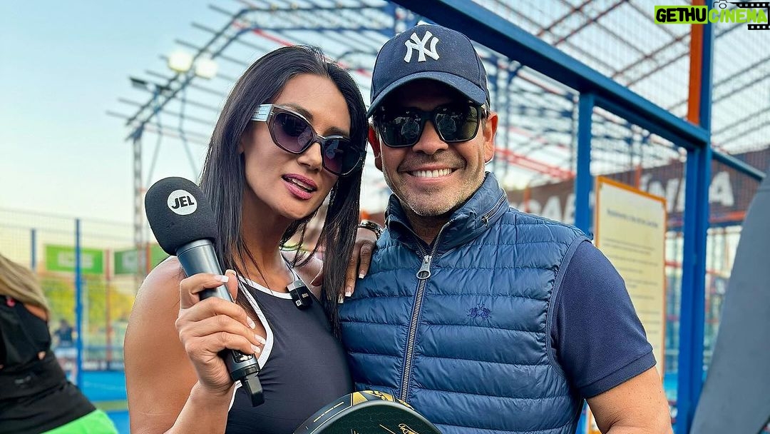 Pamela Díaz Instagram - Peopleeeee! A las 13:00hrs tenemos nuevo video en mi canal de Youtubeeee 🫣 Hicimos el lanzamiento de mis palas de Pádel peopleeeee! 🎾❤️ Recuerden que las pueden encontrar en mediamarket.cl 🙌🏼