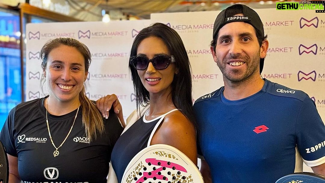 Pamela Díaz Instagram - Peopleeeee! A las 13:00hrs tenemos nuevo video en mi canal de Youtubeeee 🫣 Hicimos el lanzamiento de mis palas de Pádel peopleeeee! 🎾❤️ Recuerden que las pueden encontrar en mediamarket.cl 🙌🏼
