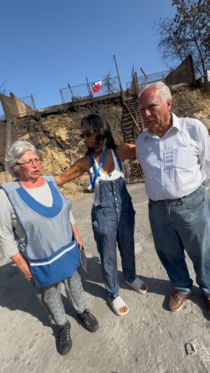 Pamela Díaz Instagram - Ya nos íbamos de regreso a Santiago y nos encontramos con esta historia de Cecilia y Ramón que lo perdieron todo, incluso sus ahorros. Necesitamos su ayuda people. Alguna marca, institución o fundación q nos ayude y nos haga llegar una media agua para esta tierna pareja con 54 años de matrimonio!! Los estaré leyendo!! Gracias peopleeeee