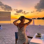 Pamela Reif Instagram – Well, can I now say that Brad Pitt looked at me? 🤣🤣♥️ Beach Cinema for 2 🥹 mom chose one of her favorite movies for: „Meet Joe Black“ 🎬 a dreamy sunset, delicious dinner, shedding some tears for the movie & spending quality time with mom – this was a 1000 out of 10 evening, everything was pure perfectionnnn 🥲🌅 

What’s your fave movie? Tell me which one you’d like to watch here! (I hardly know any movies – only every single one by Nicholas Sparks hoho) 👀 #romantic 

📍@gili.lankanfushi resort via @maledivenreisen 

 #movienight #paradise #maldives #pinchme Gili Lankanfushi, Maldives