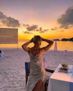 Pamela Reif Instagram - Well, can I now say that Brad Pitt looked at me? 🤣🤣♥️ Beach Cinema for 2 🥹 mom chose one of her favorite movies for: „Meet Joe Black“ 🎬 a dreamy sunset, delicious dinner, shedding some tears for the movie & spending quality time with mom - this was a 1000 out of 10 evening, everything was pure perfectionnnn 🥲🌅 What’s your fave movie? Tell me which one you’d like to watch here! (I hardly know any movies - only every single one by Nicholas Sparks hoho) 👀 #romantic 📍@gili.lankanfushi resort via @maledivenreisen #movienight #paradise #maldives #pinchme Gili Lankanfushi, Maldives