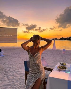 Pamela Reif Instagram - Well, can I now say that Brad Pitt looked at me? 🤣🤣♥️ Beach Cinema for 2 🥹 mom chose one of her favorite movies for: „Meet Joe Black“ 🎬 a dreamy sunset, delicious dinner, shedding some tears for the movie & spending quality time with mom - this was a 1000 out of 10 evening, everything was pure perfectionnnn 🥲🌅 

What’s your fave movie? Tell me which one you’d like to watch here! (I hardly know any movies - only every single one by Nicholas Sparks hoho) 👀 #romantic 

📍@gili.lankanfushi resort via @maledivenreisen 

 #movienight #paradise #maldives #pinchme