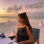 Pamela Reif Instagram – Well, can I now say that Brad Pitt looked at me? 🤣🤣♥️ Beach Cinema for 2 🥹 mom chose one of her favorite movies for: „Meet Joe Black“ 🎬 a dreamy sunset, delicious dinner, shedding some tears for the movie & spending quality time with mom – this was a 1000 out of 10 evening, everything was pure perfectionnnn 🥲🌅 

What’s your fave movie? Tell me which one you’d like to watch here! (I hardly know any movies – only every single one by Nicholas Sparks hoho) 👀 #romantic 

📍@gili.lankanfushi resort via @maledivenreisen 

 #movienight #paradise #maldives #pinchme Gili Lankanfushi, Maldives
