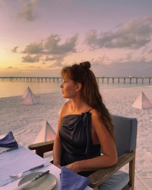 Pamela Reif Instagram - Well, can I now say that Brad Pitt looked at me? 🤣🤣♥️ Beach Cinema for 2 🥹 mom chose one of her favorite movies for: „Meet Joe Black“ 🎬 a dreamy sunset, delicious dinner, shedding some tears for the movie & spending quality time with mom - this was a 1000 out of 10 evening, everything was pure perfectionnnn 🥲🌅 

What’s your fave movie? Tell me which one you’d like to watch here! (I hardly know any movies - only every single one by Nicholas Sparks hoho) 👀 #romantic 

📍@gili.lankanfushi resort via @maledivenreisen 

 #movienight #paradise #maldives #pinchme