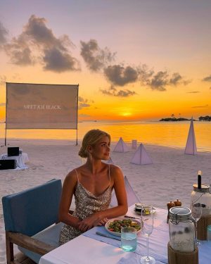 Pamela Reif Instagram - Well, can I now say that Brad Pitt looked at me? 🤣🤣♥️ Beach Cinema for 2 🥹 mom chose one of her favorite movies for: „Meet Joe Black“ 🎬 a dreamy sunset, delicious dinner, shedding some tears for the movie & spending quality time with mom - this was a 1000 out of 10 evening, everything was pure perfectionnnn 🥲🌅 

What’s your fave movie? Tell me which one you’d like to watch here! (I hardly know any movies - only every single one by Nicholas Sparks hoho) 👀 #romantic 

📍@gili.lankanfushi resort via @maledivenreisen 

 #movienight #paradise #maldives #pinchme