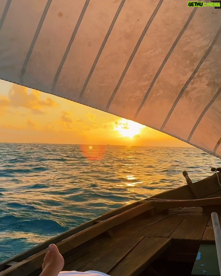 Pamela Reif Instagram - sail away with me toniggggghhhhtt 🌊 #ohrwurm did you ever go sailing? Or are you more team 🛥️? My dad is a sailor, so I will for sure choose the ⛵️🫡🥸 will upload the cloud screensavers in my story tomorrow xxx Maldives
