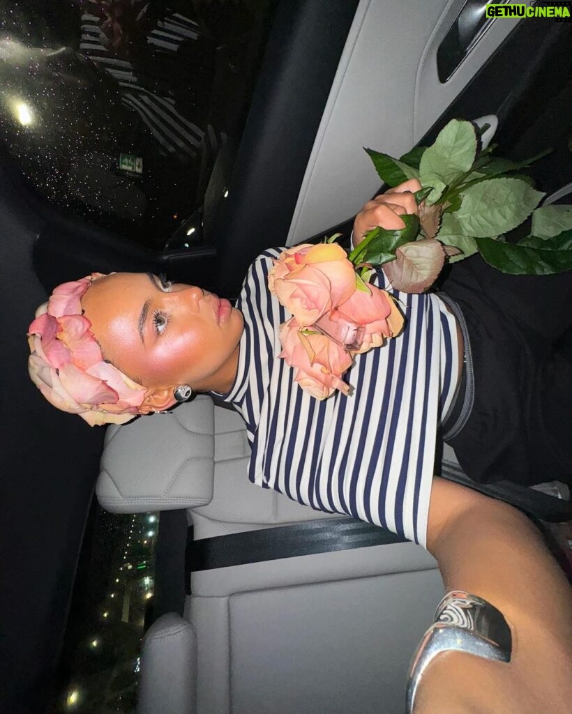 Paola Locatelli Instagram - LOEWE et ses motifs floraux @jonathan.anderson 10/10 @diorbeauty @odilejimenezmua @ghdfrance @clotildehairstylist