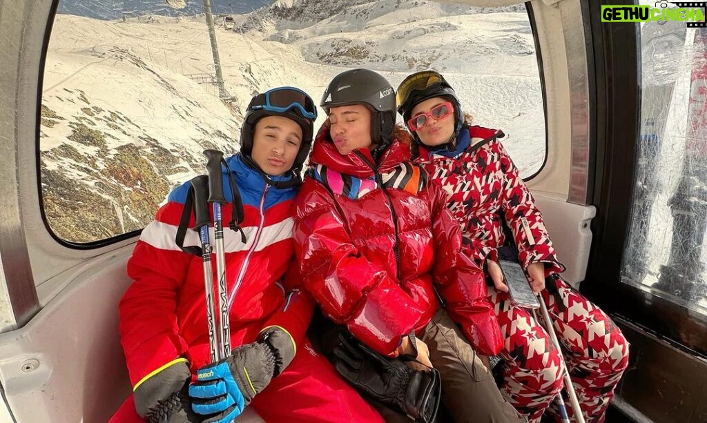 Paola Locatelli Instagram - une affaire de famille 💘 L'Alpe-d'Huez
