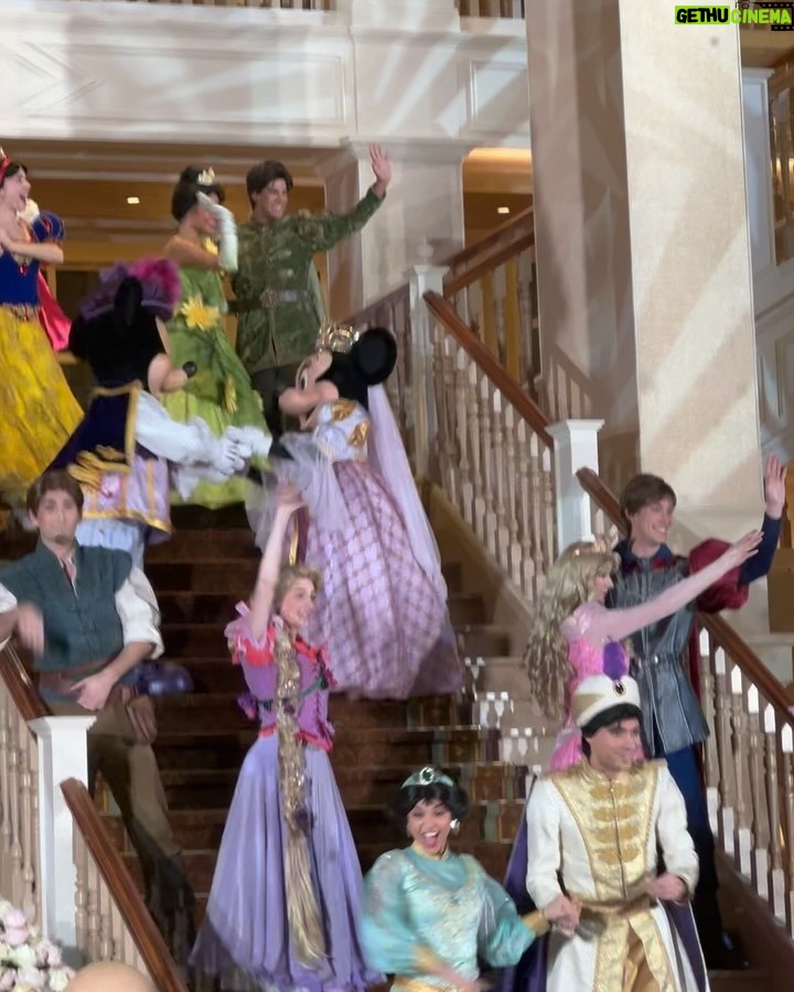 Paola Locatelli Instagram - moments magiques @disneylandparis 👑✨ Disneyland Hotel