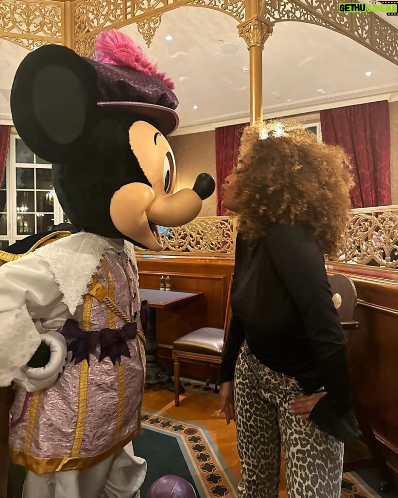 Paola Locatelli Instagram - moments magiques @disneylandparis 👑✨ Disneyland Hotel